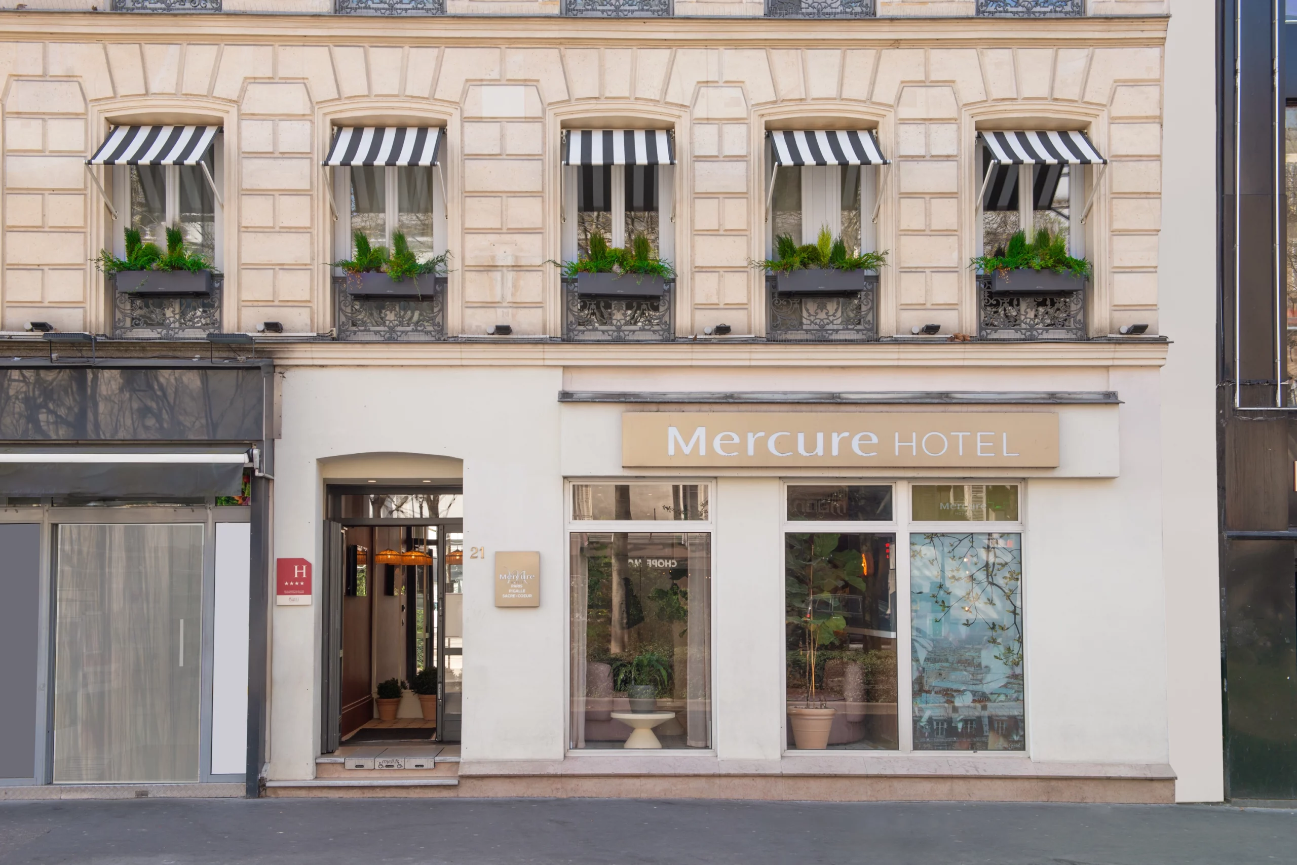 façade hôtel paris pigalle sacré-coeur